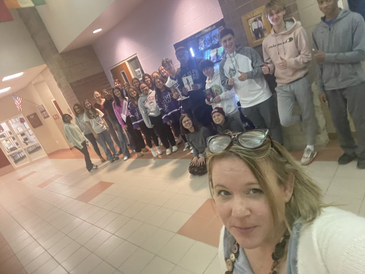 kindness_candid's tweet photo. Celebrating my students’ love of reading and our school’s new book vending machine!👏🏼🙌🏼💪🏼📚@china93doll @michelegsherman https://t.co/LH20tx6tyz