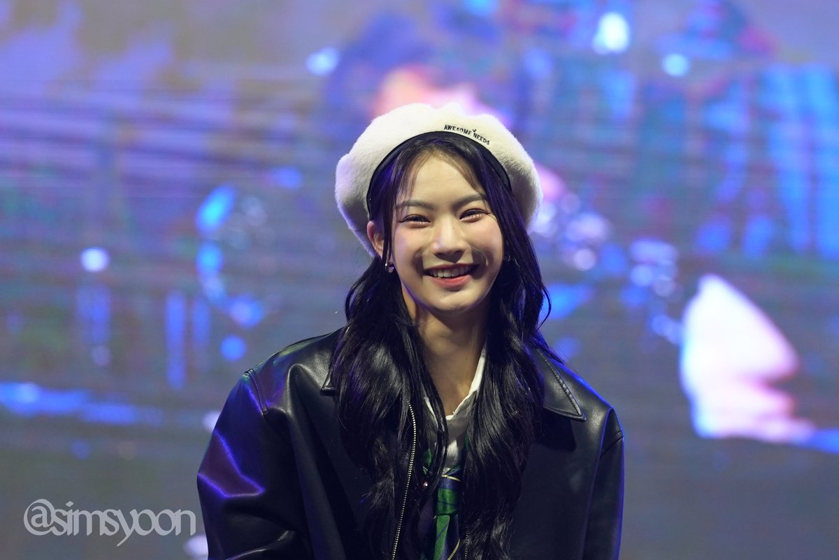 simsyoon's tweet photo. 221028 충남대 스테이씨 아이사 https://t.co/RSLkvGBKoc