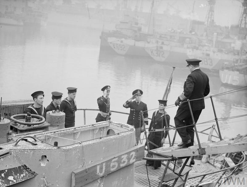 howtofixauboat's tweet image. U-534 wasn&apos;t the only u-boat to visit Liverpool...her near-identical sister U-532 docked here after surrendering, and was inspected by none other than Admiral Sir Max Horton - the commander in chief of @WestApproaches! Here he is stepping aboard in 1945.
