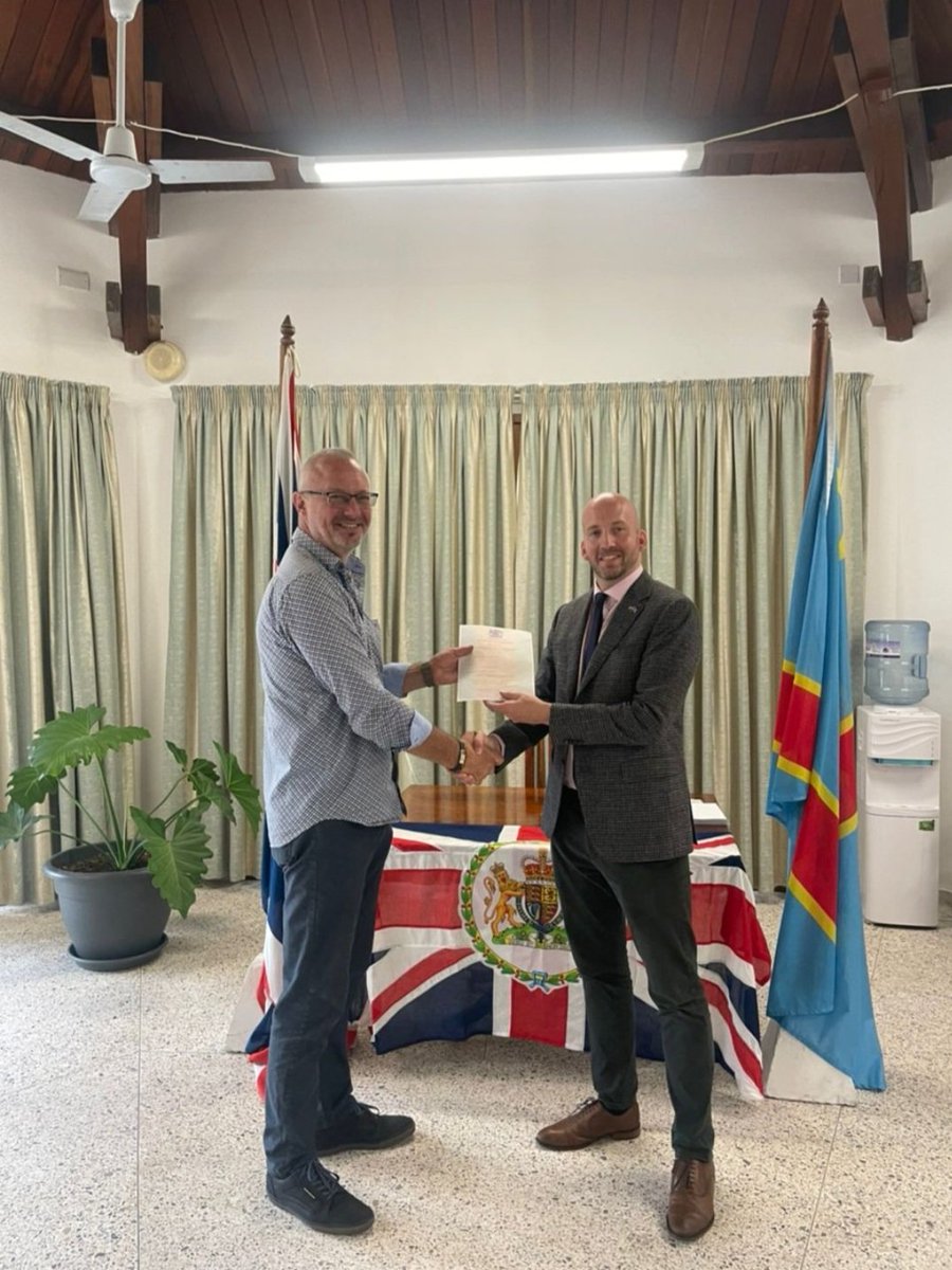 RCrossbyFCDO's tweet photo. J'ai eu le plaisir de présider une cérémonie de citoyenneté aujourd'hui à l’ambassade britannique. 
Félicitations et bienvenue à Jason! 🇬🇧 🍾 https://t.co/uJG1n5ydok