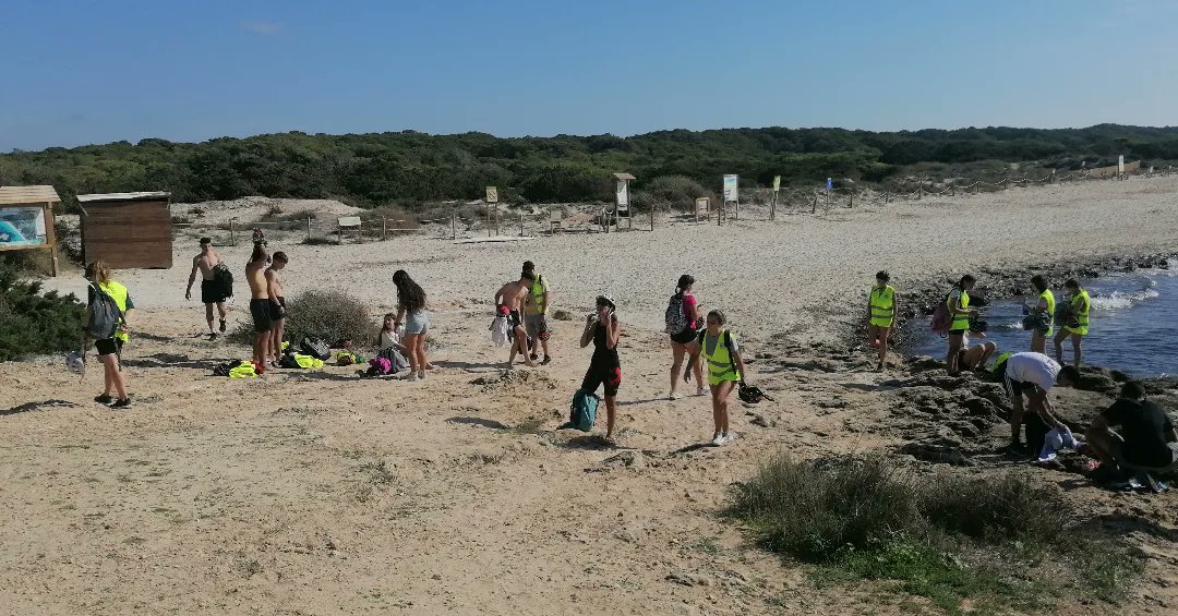 es_cda's tweet photo. Compartint el matí amb l'alumnat de 4rESO @iesporreres
Hem pogut visitar part del #salobrar i #parcnaturalestrencsalobrar Han conegut un ecosistema especial i fràgil com poden ser els aiguamolls. Després ens hem desplaçat a Ses Covetes, per conèixer la formació dunar, dunes. https://t.co/KbiDx2QTlp