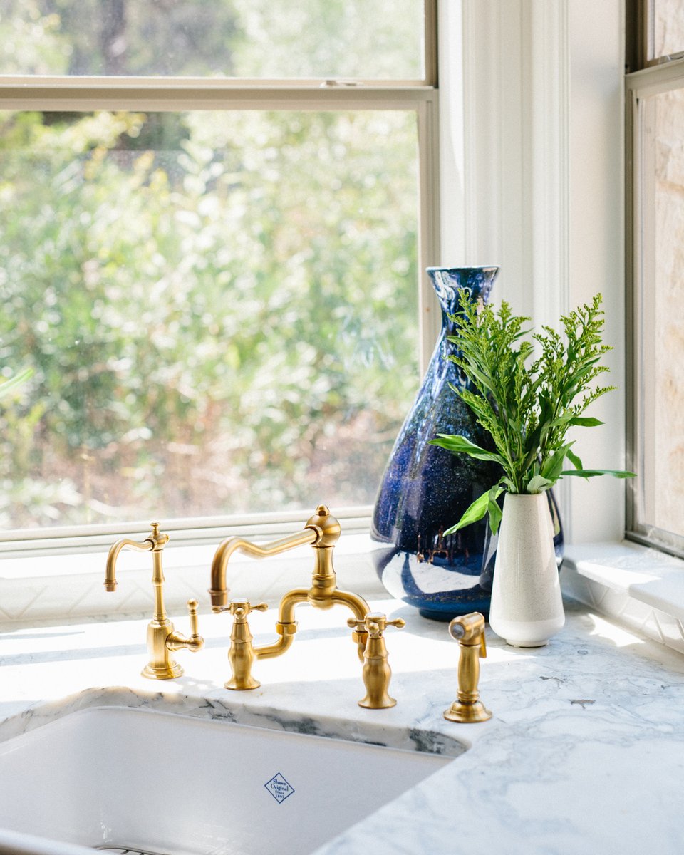 Ya had me at brass.
.
.
📸 Katie Jameson 

#jointhebandd #interiorinspo #moderndesign #austindesign #austindesigner #interiordesign #home #design #homedecor #homedesign #diningdecor #diningroomdecor #diningtable #diningchair #dining_room ##jointhebandd #interiordesign #design #