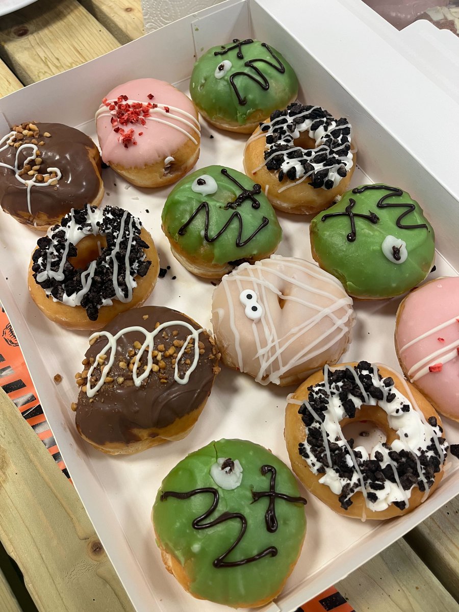 Pixel_Kicks's tweet photo. Happy Halloween from Pixel Kicks! 🎃👻 As it's Pixel Kicks tradition, our team dressed up and brought in some baked goods 🍰😋

Have a great weekend 💙

#digitalagency #office #agencylife #halloweenoffice https://t.co/zgqAa4nhW2