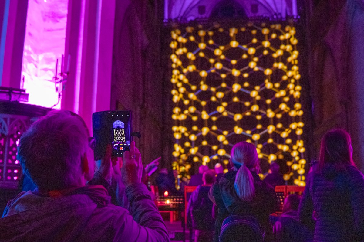 There are limited tickets left for our late shows this evening, and tomorrow night is nearly sold out, so grab your chance to see this fantastic science-themed experience🧬 Book now👇 stalbanscathedral.org/Event/science-… ~ 📸 (c) Toby Shepheard Photography ~ @luxmuralis @EnjoyStAlbans