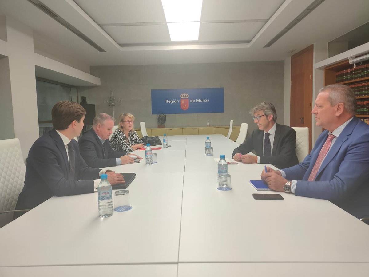 apirmmurcia's tweet photo. El pasado jueves 27 la Asociación de Promotores nos reunimos con @luismaringonzal, consejero de @RM_Hacienda; @juanmarinperez, director de la @ATributaria_RM; y @MJPortilloN de @economistasrm
#Apirm #PromotoresInmobiliarios #PromotoresMurcia #Construcción #ApirmInforma https://t.co/ZP64KrRFwy