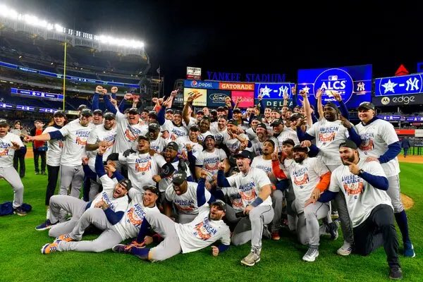 Guera2580's tweet photo. Love is the Weapon!! ❤️ @astros are ready to show the world 🌎 what a brotherhood looks like 🧡⚾️💙!! #Levelup #game1 #WS2022 #Strosb4Bros #brotherhood #lovewins #inDustyweTrust https://t.co/Z3LcTOdJJZ