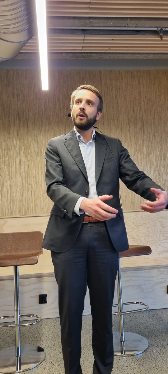 KÅKÅ|nomics (@kakanomics) on Twitter photo En engasjert næringsminister, <a href="/jcvestre/">Jan Christian Vestre</a> forteller om regjeringens ambisjoner for en aktiv næringspolitikk på en fullsatt Innoasis. En engasjert næringsminister, <a href="/jcvestre/">Jan Christian Vestre</a> forteller om regjeringens ambisjoner for en aktiv næringspolitikk på en fullsatt Innoasis.