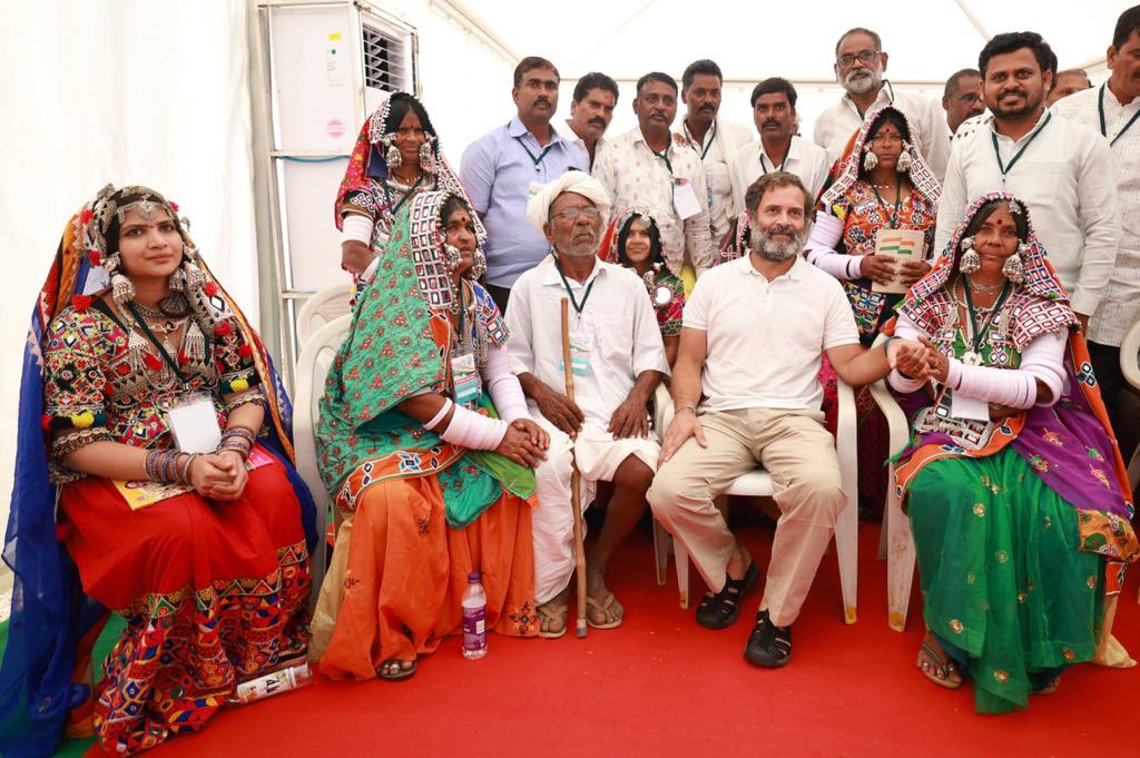Jairam Ramesh (@jairam_ramesh) on Twitter photo During 51st Day of #BharatJodoYatra, <a href="/RahulGandhi/">Rahul Gandhi</a> had 2 detailed interactions at the halt in Devarakadra. First, was with tribals on the implementation of the historic Forest Rights Act.
They raised 3 concerns specific to Telangana:
1/5 During 51st Day of #BharatJodoYatra, <a href="/RahulGandhi/">Rahul Gandhi</a> had 2 detailed interactions at the halt in Devarakadra. First, was with tribals on the implementation of the historic Forest Rights Act.
They raised 3 concerns specific to Telangana:
1/5