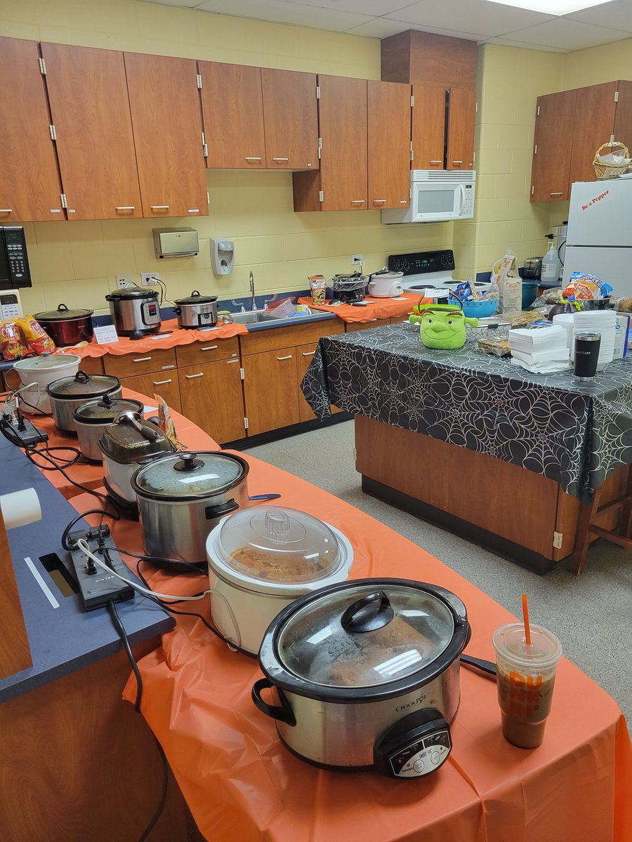 WalgerJulie's tweet photo. MSN Boo Chili Day! Thank you to all who cooked and brought stuff in. #MSNWolves, #BetterTogetherD95 https://t.co/oZ56WBoBFC