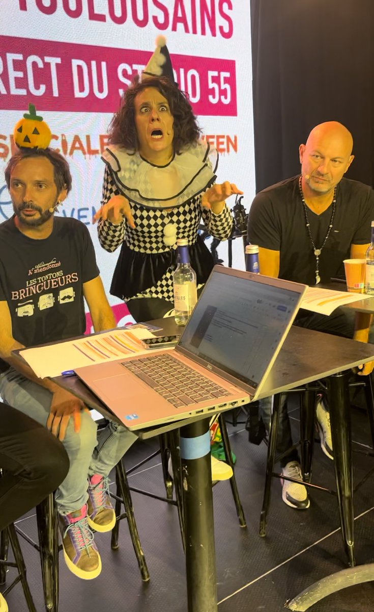 ToulouseFM's tweet photo. 🎃 La Team du matin en direct du Studio 55, le théâtre du trio Les Toulousains pour une émission spéciale Halloween en public 👻🍭 https://t.co/oX3ac4ahHX