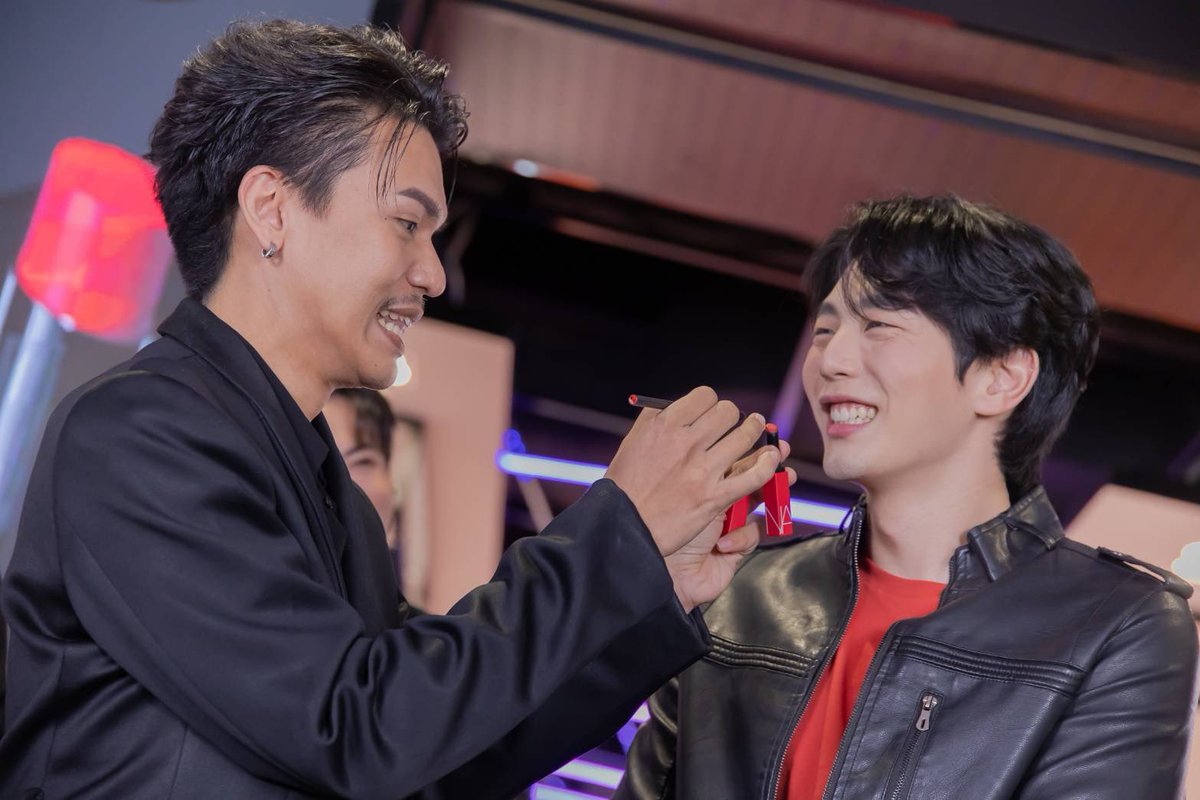 TalkinTrend's tweet photo. อัพ-ภูมิพัฒน์ Friend of NARS Thailand ในลุคใหม่สุดแซ่บ!! กับลิปแมตต์ใหม่จาก NARS (นาร์ส)
อ่านเพิ่มเติม >> https://t.co/4ibWCAi3X5
#NARSThailand #PlayYourPower #Narsissist #uppoompat https://t.co/ceN2lHf2if