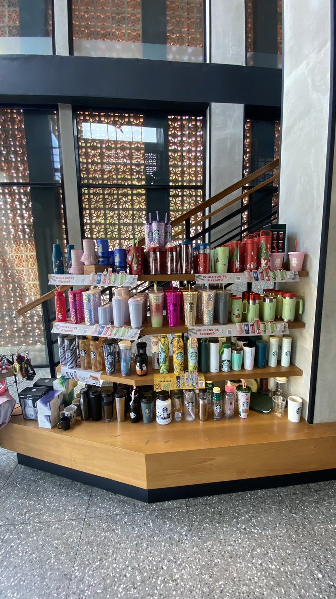 adrblkia's tweet photo. yang mau jastip tumbler tumbler starbucks yang baru launching holiday season yang lucuu lucu inii boleh dm aku yaa!>< https://t.co/H2wJpqdRqF