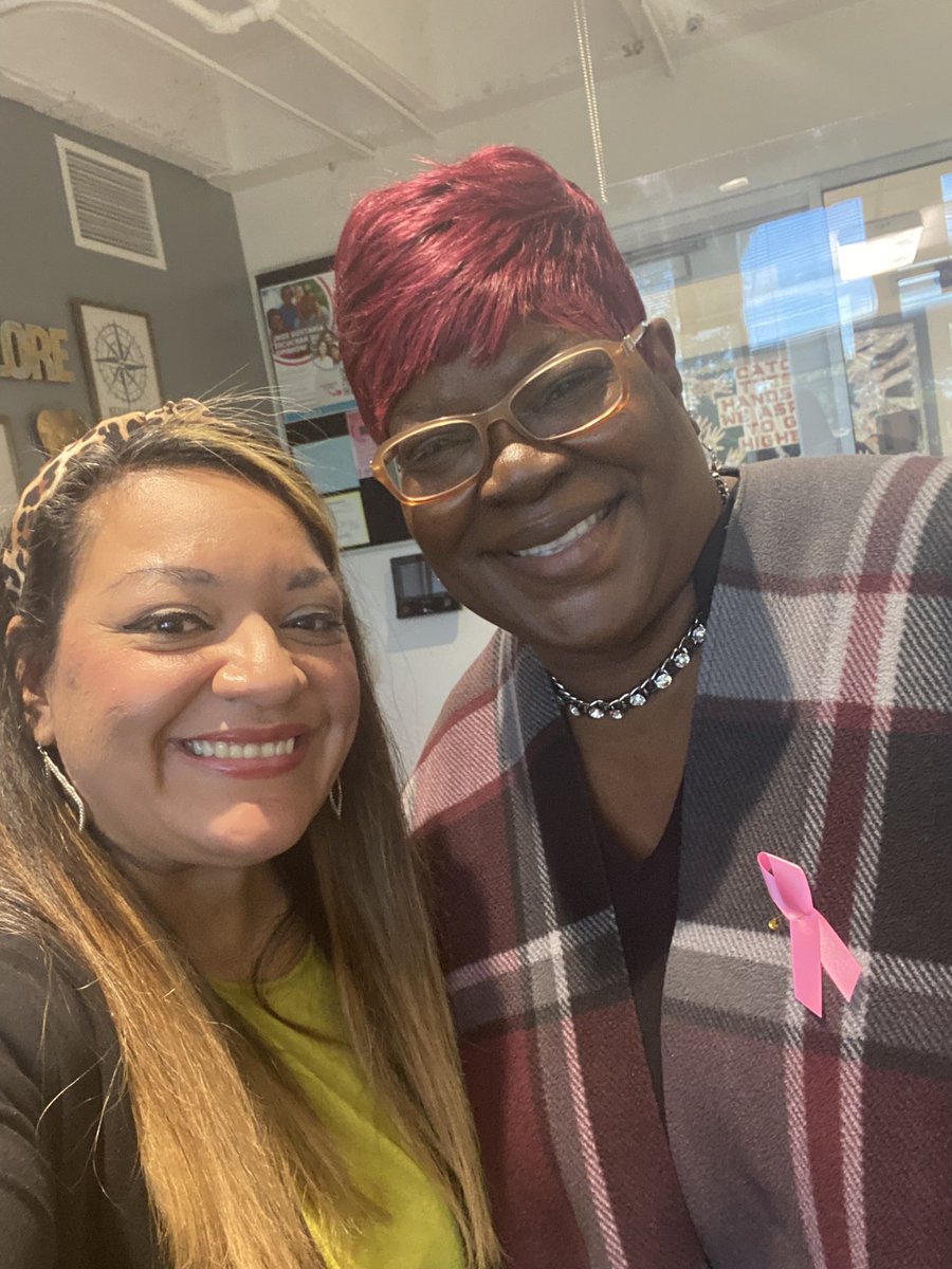 mrscorey17's tweet photo. Absolutely love my sessions and my time at Hill MS! The office staff exemplifies the #disdcore4 of Friendly! Ms. Washington not only has built great relationships with staff but students too! What a great surprise for her! @engage_learning @LucyElizondo123 @dallasschools https://t.co/ocLtLbVO54