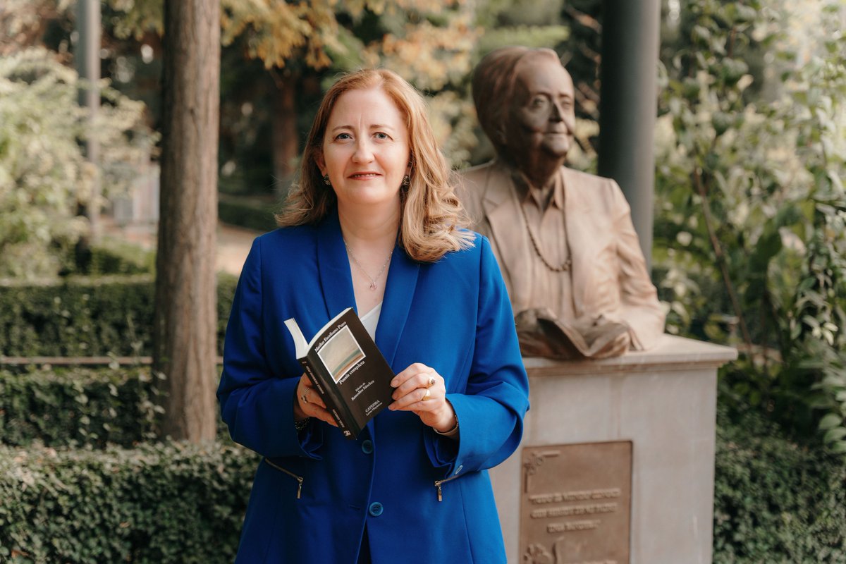 Desde hoy, gracias a <a href="/Catedra_Ed/">Ediciones Cátedra</a>, la poesía completa de #MariluzEscribano está en librerías. Una vida entera de #memoria y #compromiso, de concordia y ética, de generosidad y talento para nombrar todo con las palabras exactas que alcanzan al corazón y sus razones. 📸<a href="/josefcobos/">José Ángel Foto</a>