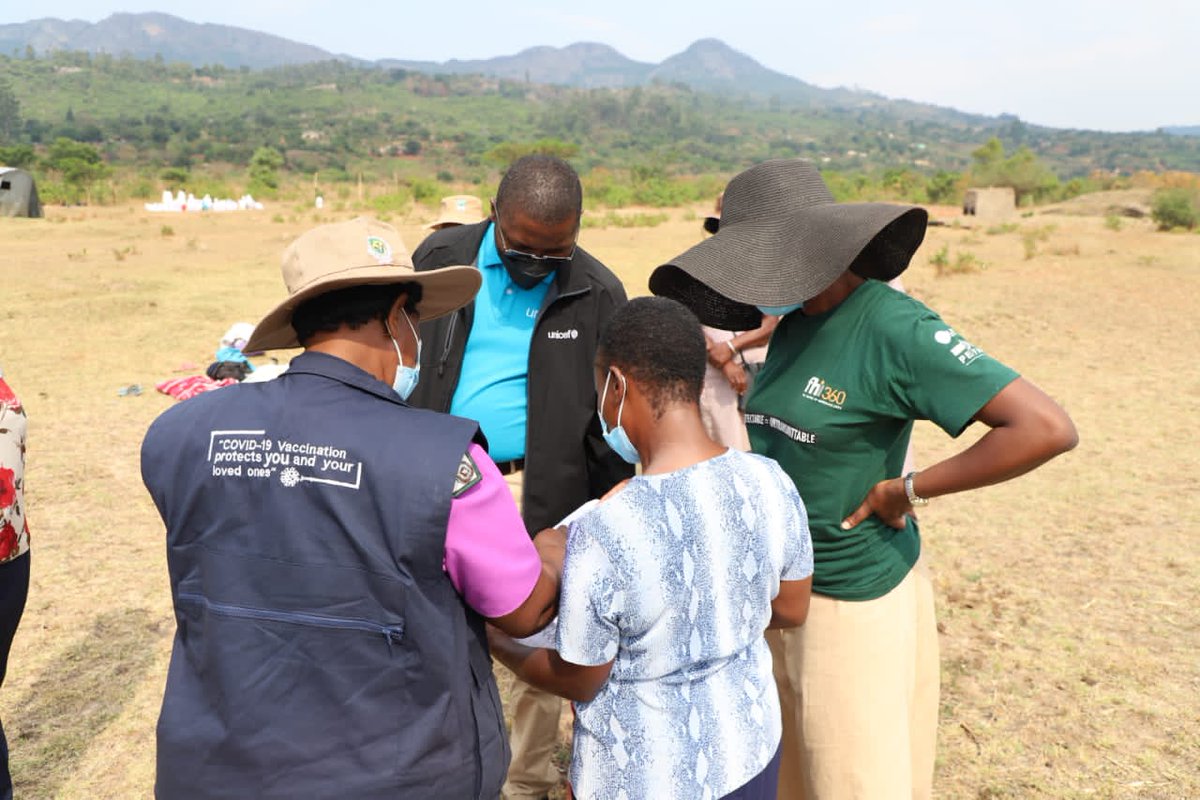 Today, I witnessed the vaccination of 6 months old Maria against Polio at Nhehwangura Village in Mutare District. @UNICEFZIMBABWE commends @MoHCCZim for leading the Nat. Polio Vaccination campaign w/ support from @GlobalPolioEI, #HDFZIM, @gavi & @WHO_Zimbabwe 

@UNICEFpolio