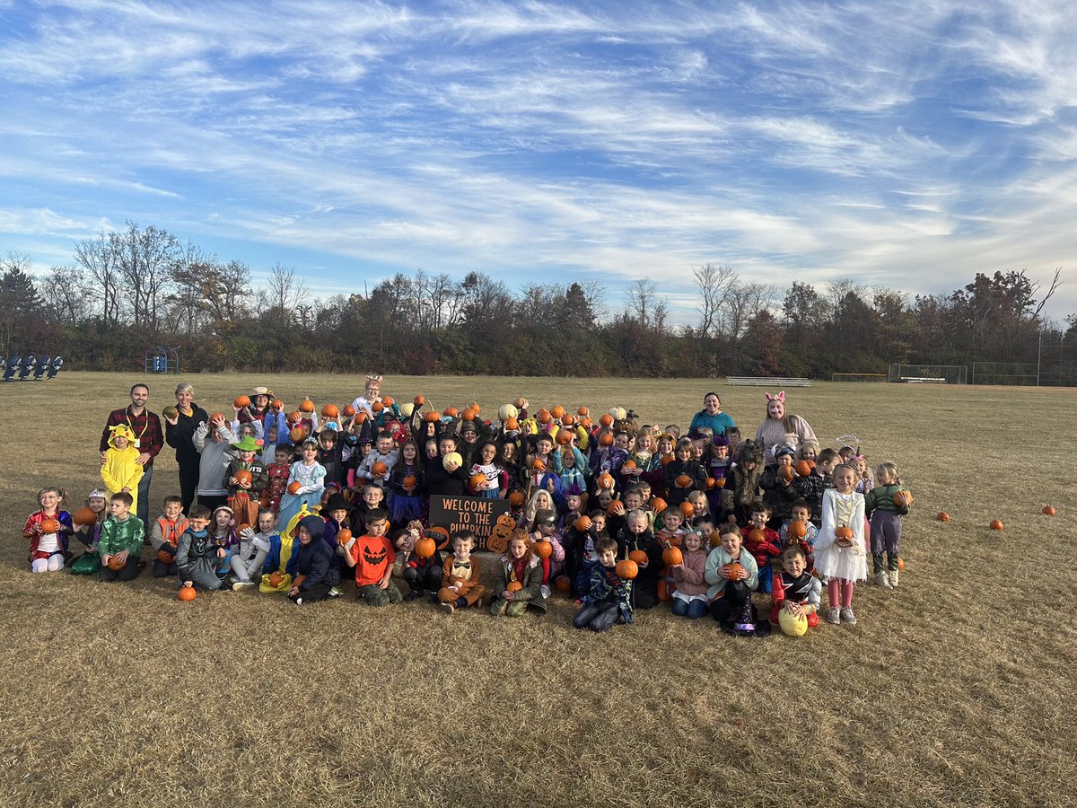 DrBryson23's tweet photo. Cutest pumpkins in the patch! 🎃 @cwsfirsties @SummitViewAcad https://t.co/p4riTy4C22