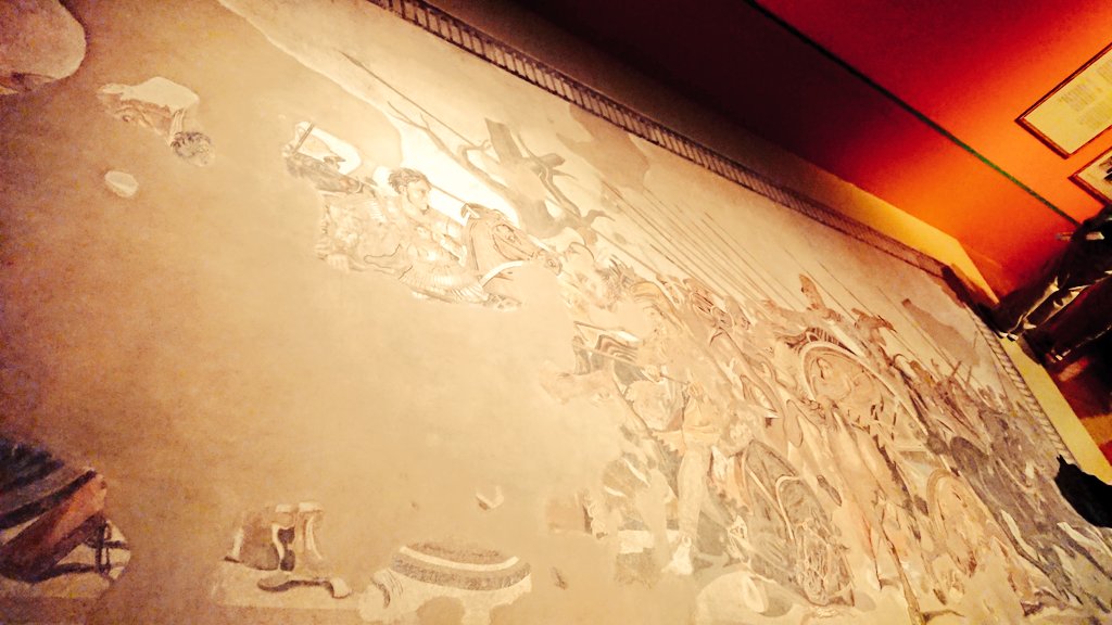 アレクサンドロス大王のモザイク画、写真でみたことあったけど、邸宅の床に描かれてたものだと知らなかった(壁画だと思ってた)。床に再現されてて、ああこんな豊かな世界観だったんだと実感できて、嬉しかった。 https://t.co/GXixoZA6tA