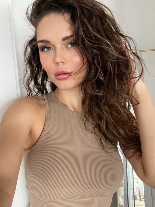 TGIF 💗 Does anyone else remember watching Sabrina on Friday nights!? https://t.co/2XHjMkCfVk