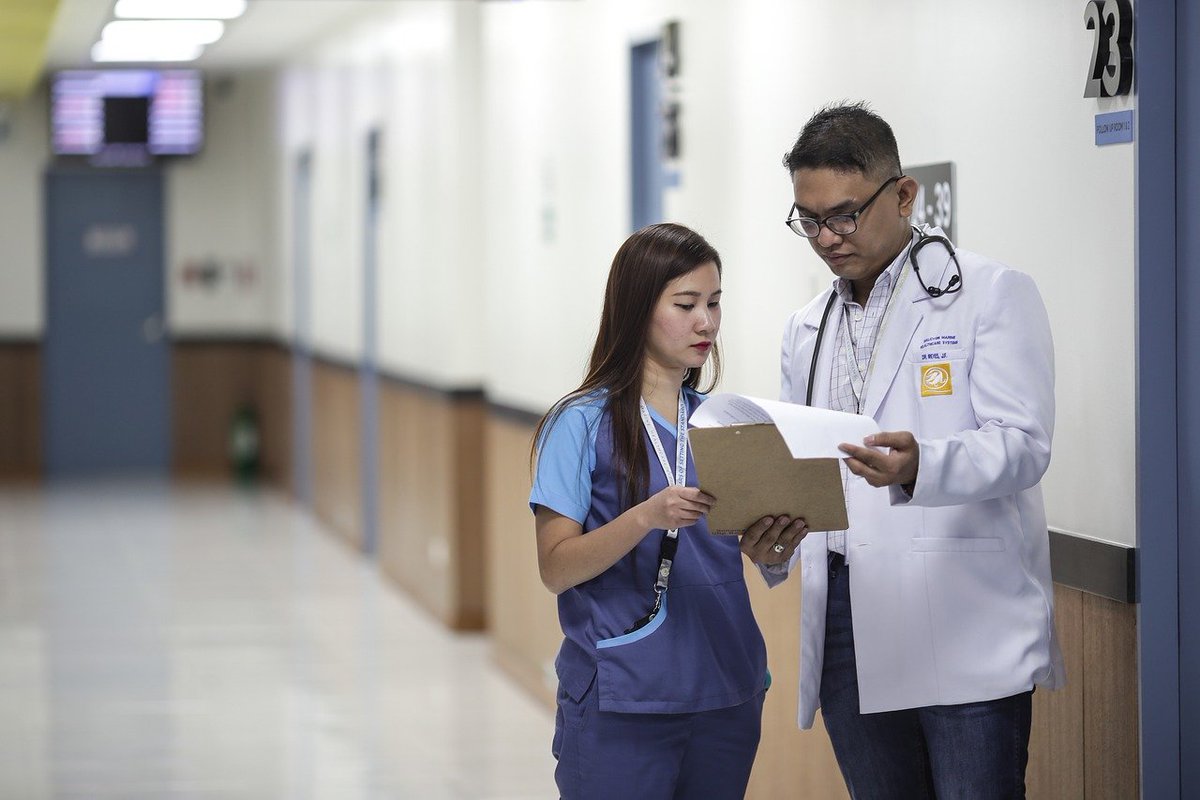 Un arrêté autorise la mise en place du protocole de coopération entre médecins et infirmiers pour la prise en charge à domicile des patients âgés ou en situation de handicap, dans le cadre d'un exercice coordonné. buff.ly/3DIltHG