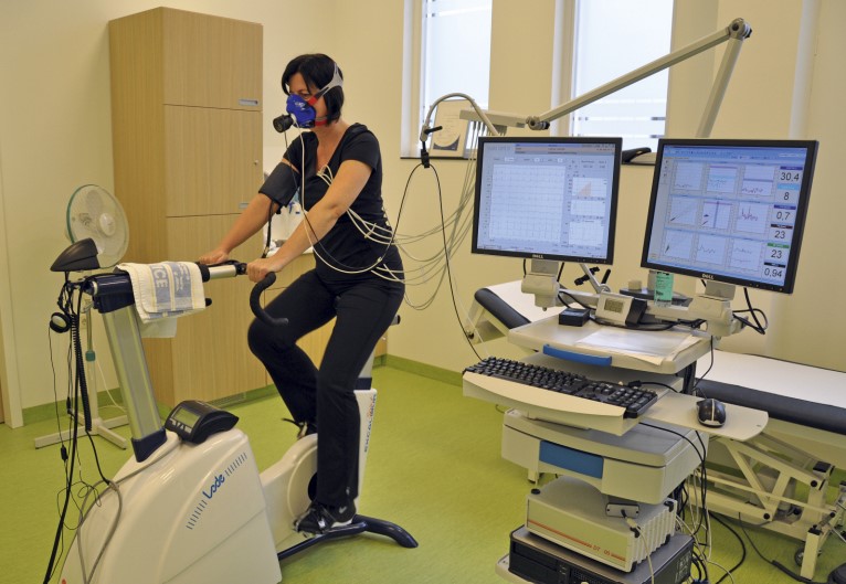 schildklier's tweet photo. Sportarts en inspanningstest?

Als je een schildklieraandoening hebt en aanhoudende beweegklachten is één van de adviezen: doe een inspanningstest. Zo’n test kan je helpen om je grenzen te leren kennen.

Wat is dit precies? Je leest het hier: https://t.co/4JQFTmjTBz https://t.co/HmVgcSGeRN