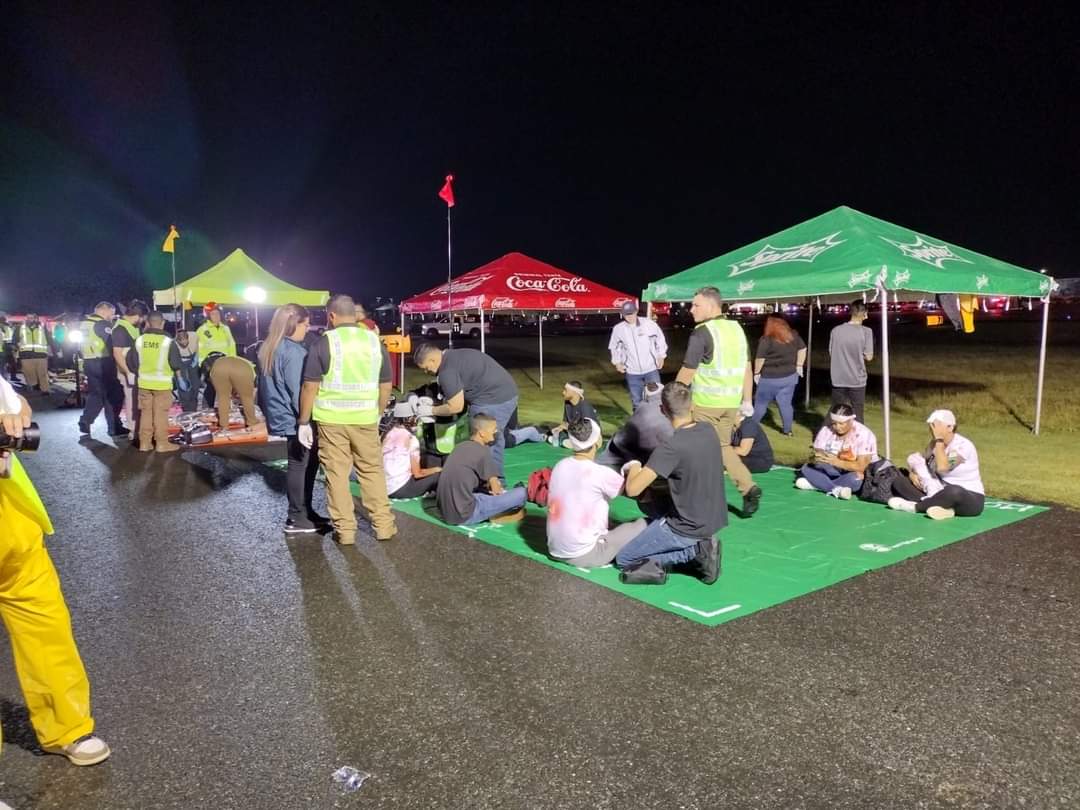 FREMScom's tweet photo. Paramédicos de #FREMS participaron en el día de ayer jueves del ejercicio a escala real, denominado Oasis I, en el @AeropuertoSJU. El ejercicio envolvió la simulación de un accidente aéreo, en dónde se mide la capacidad operativa de los equipos de respuesta. https://t.co/pUhVCsyL33