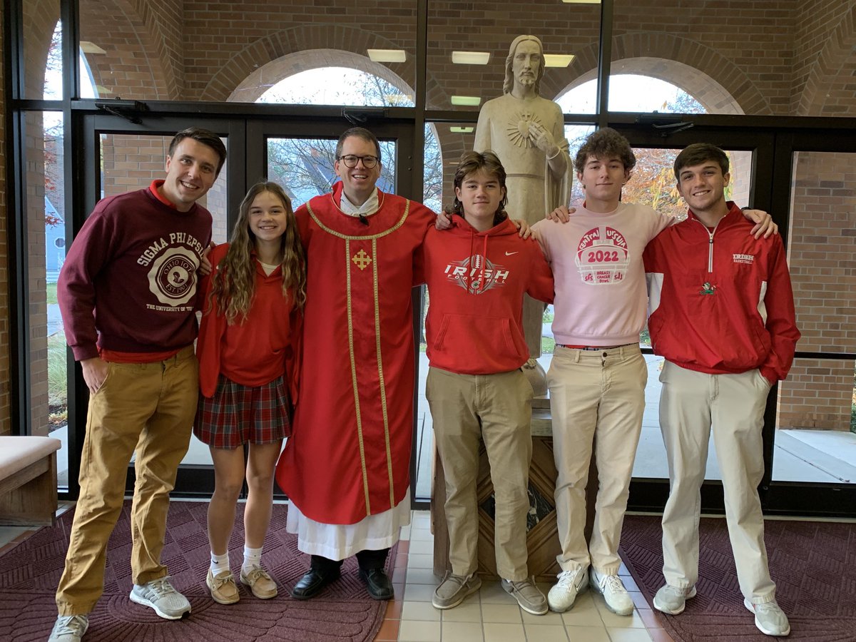 davidkidd2016's tweet photo. What a blessing to pray the Holy Mass today with the students and alumni of ⁦@MBSPToledo⁩ school! I even got to see the start of the Awards Ceremony for their students! Thank you, Fr. Mike Geiger, for the opportunity to be at Most Blessed Sacrament today! https://t.co/5K5KJewxg6