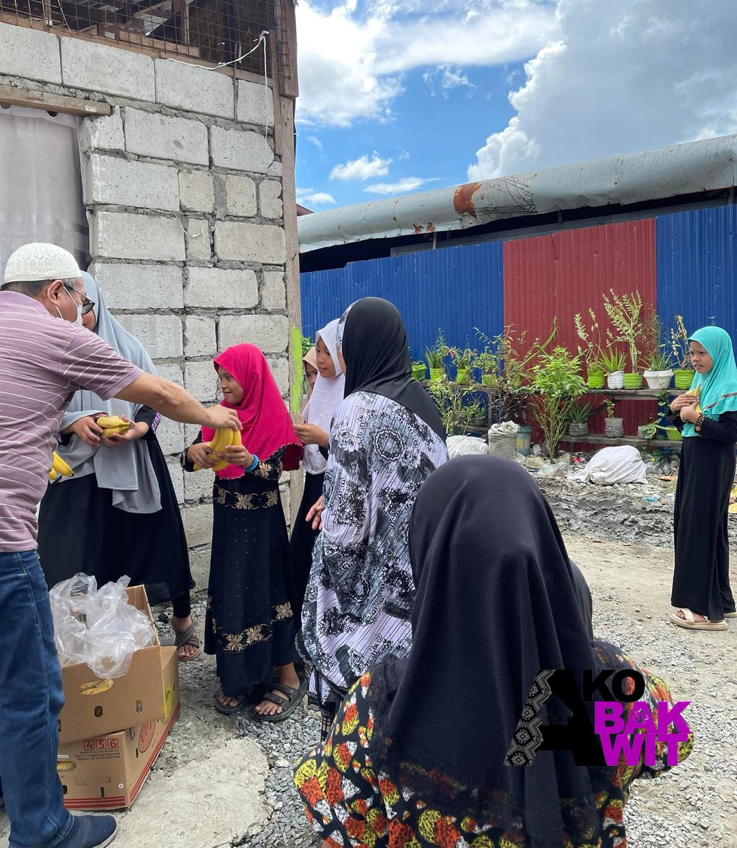 AkoBakwit's tweet photo. Nakapagbigay tayo ng mga cavendish banana sa mga batang nag-aaral ng madarash sa Masjid (Mosque) Al-Nor sa may Lupang Arenda, Barangay Sta. Ana, Taytay, Rizal

Maraming salamat sa Rise Against Hunger Philippines at Dole Philippines.

#AkoBakwit https://t.co/QhcXqjy3AQ