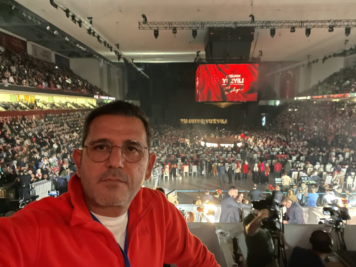 Türkiye yüzyılı parçası çalındı. Görsellik güzeldi. “Yarın değil hemen şimdi” dendi. AKP’nin “seçim sloganı olacak” diye düşünüyorum. Dikkatimi çeken şu: partiyi sırtlayan, götüren net bir şekilde Erdoğan. #ankara