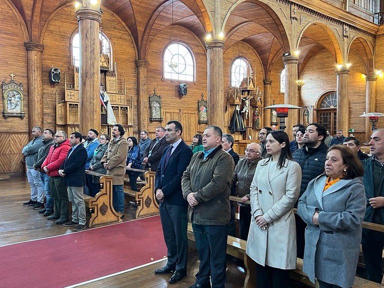 Juaneduardoconc's tweet photo. Acompañando en su día a las FUNCIONARIAS y FUNCIONARIOS MUNICIPALES en Misa de Acción de Gracias en el templo San Francisco de Castro. https://t.co/0K6ZBxbUhL