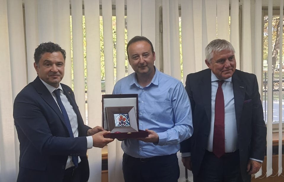 deikiletisim's tweet photo. Uluslararası Teknik Müşavirlik İş Kons., @Ozer_Munis başkanlığında @VladaMK Müsteşarı Recail İsmaili, @CityofSkopje Uluslararası İşbirliği GM. Antonio Karalanov &amp; @Interrail Altyapısı Kamu Şirketi. GM. Harry Lokvenetz ile toplantı gerçekleştirdi.

@ticaret 
#İşimizTicariDiplomasi https://t.co/TZt7dpurTu