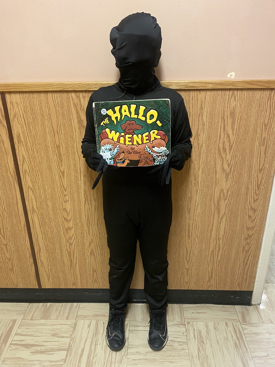 mscrocker_'s tweet photo. After listening to our story “The Hallo-Weiner”, E emailed a picture of his pups dressed up like the main character Oscar! How awesome is that ? 👏🏻👏🏻#makingconnections #texttoself @PerlwinElem https://t.co/oEYmwenUYS