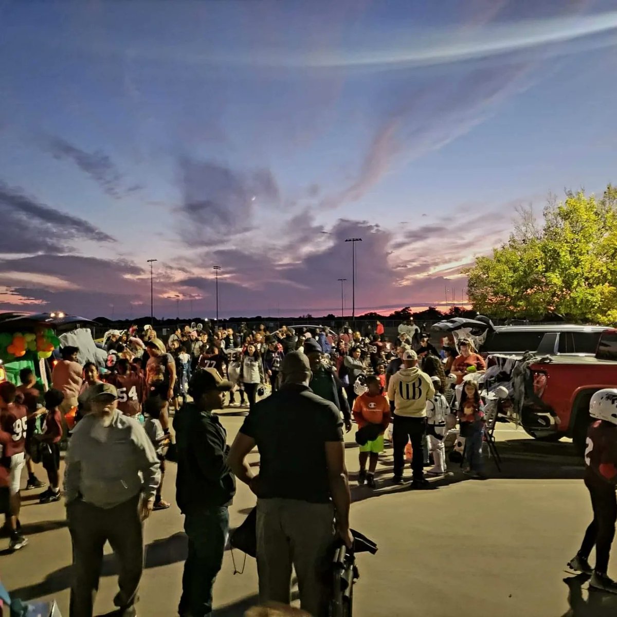 RedOakYFA's tweet photo. #ROYFA2022TOT 
🍬🍭🍫🍬🍭🍫
Our Pop-Up Trunk or Treat was a Huge Success!! Many dancing, smiling, laughing Hawk Families!! 
Thank you for making the Night Extra Special!! Rumor has it, somewhere around 200lbs of Candy was circulated. 
Tag us in your Pictures 📸 🧡🖤 https://t.co/LXS6BiZlSI