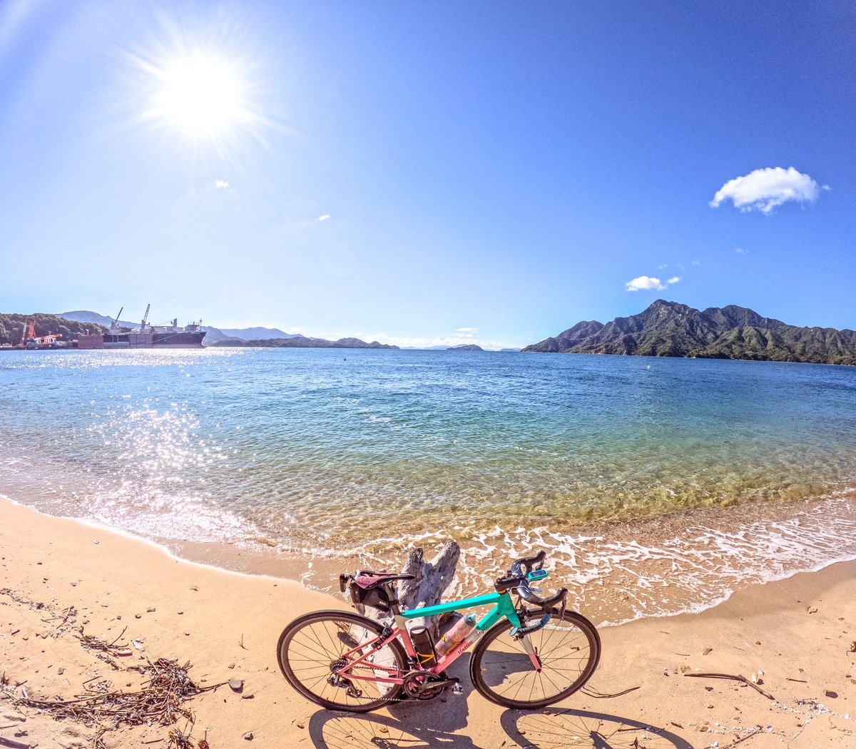 yattsu_EM's tweet photo. 海沿いの爽快感がぱねぇ
#かきしま海道 #ロードバイク #rodebike #cycling #bycicle #自転車 #yattsustyle #kakishima #呉 #広島 #江田島 https://t.co/jyMjwUf7mS