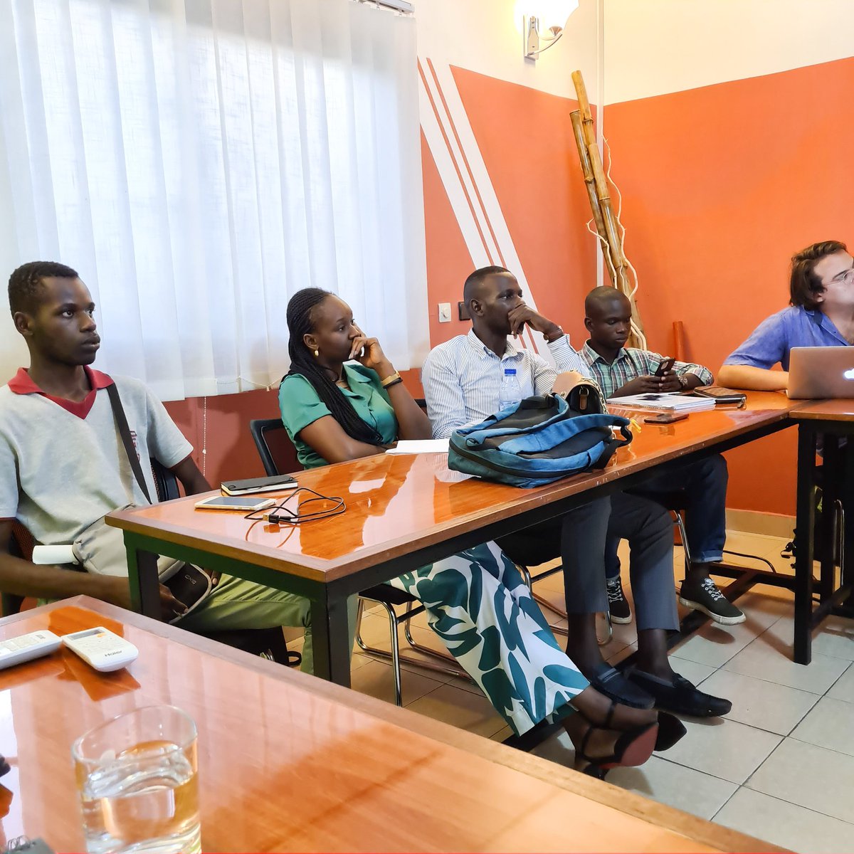 TheWorkshopCG's tweet photo. Marc Olivier Kouassi expert comptable donne aux membres de The Workshop, un atelier comptabilité avec l'outil @ZohoBooks.
#incubateur #innovationhub #theworkshopcongo #theworkshop #pointenoire #congo https://t.co/C8rrBthLlv