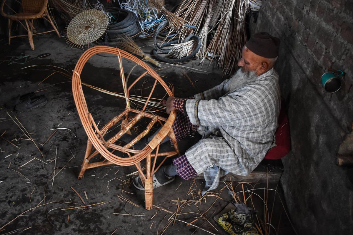 UBAID_MUKHTAR_'s tweet photo. Kashmiri Artisans Making Handmade Furniture from Sticks known as Kani In Anchaar Area Of Soura Srinagar. https://t.co/N1Jv1ieKA2