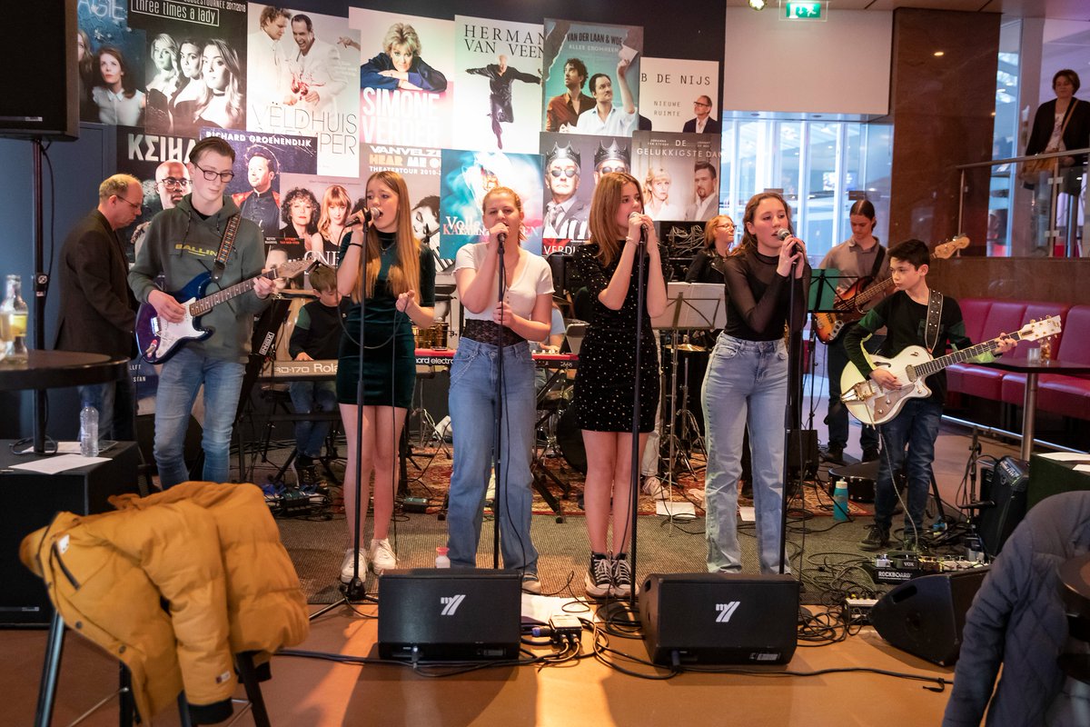 Het <a href="/tbl_oss/">TBL</a> 100 jaar… dat gaan we op 5 november vieren met Titus draait door! Een bruisend programma met optredens van bekende en beroemde oud-TBL'ers die ooit de eerste stappen van hun artistieke loopbaan op het TBL hebben gezet. Meer info en tickets: lievekamp.nl/titusdraaitdoor