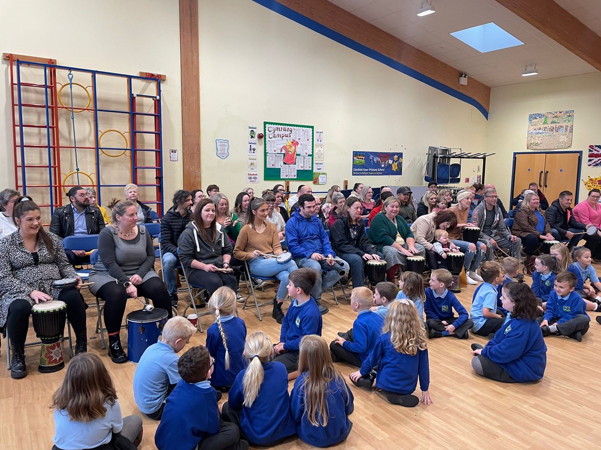 LlanfoistPri's tweet photo. Yesterday, Year 2 and Year 3 held a concert to show their musical talents with @UpbeatJase007 
They were all incredible but we also really enjoyed our audience taking part too! Thank you everyone for being such good sports- the smiles on your faces said it all! 😊 https://t.co/0stnb1Wel9