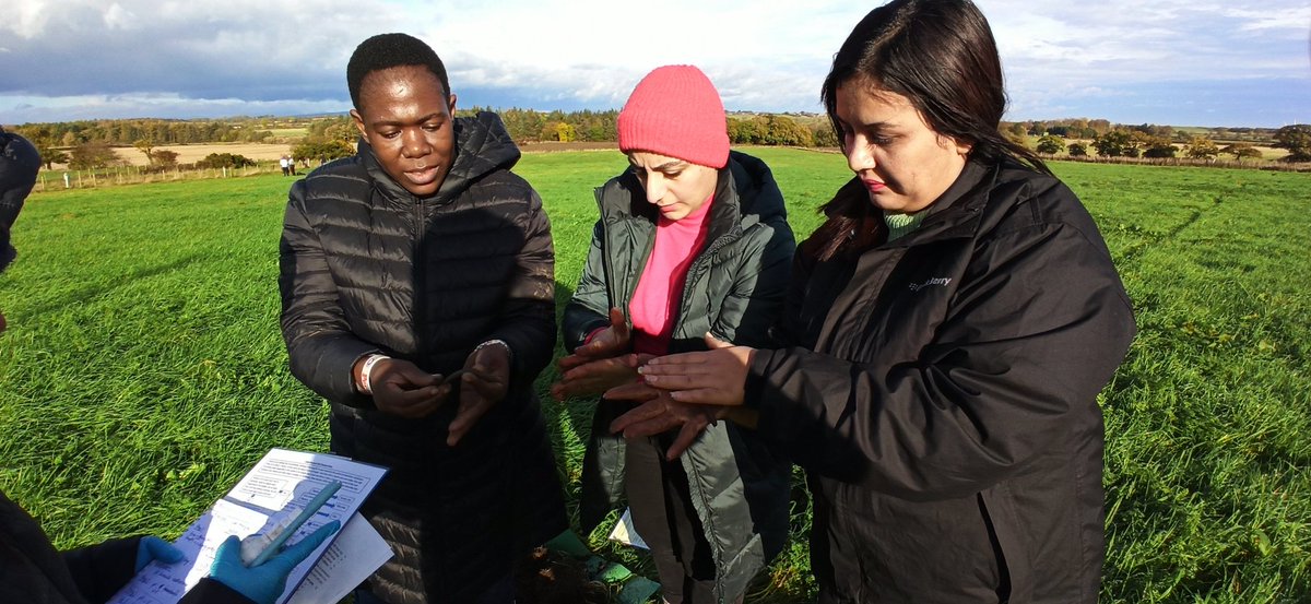 Some serious soil texture by feel assessments @NUFarms in the historic Palace Leas Hay Meadow plots today! 125 years and still more to learn from this LTE @SciencesNCL @AgricultureNCL