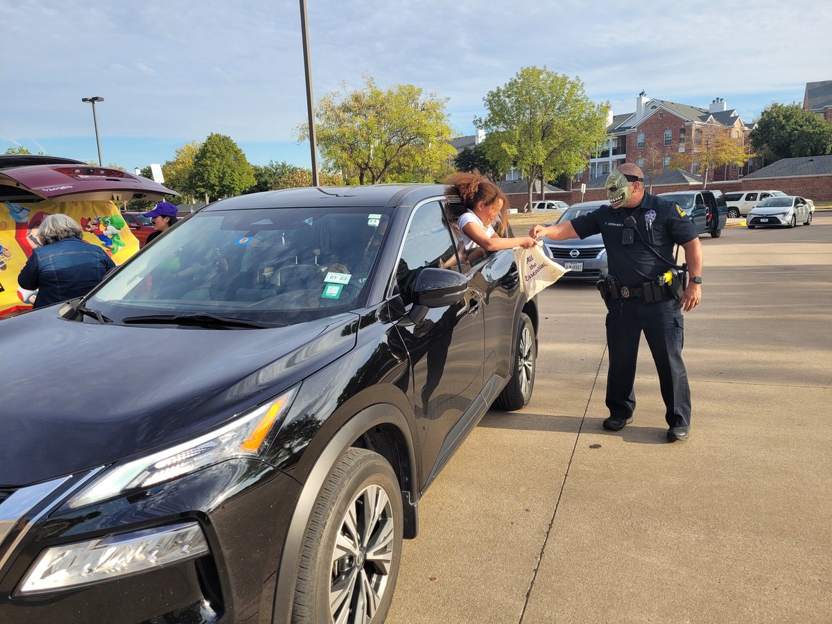 Trunk or Treat at Anne Frank Elementary School!

#communitypolicing #DPDSowingtheGoodSeed