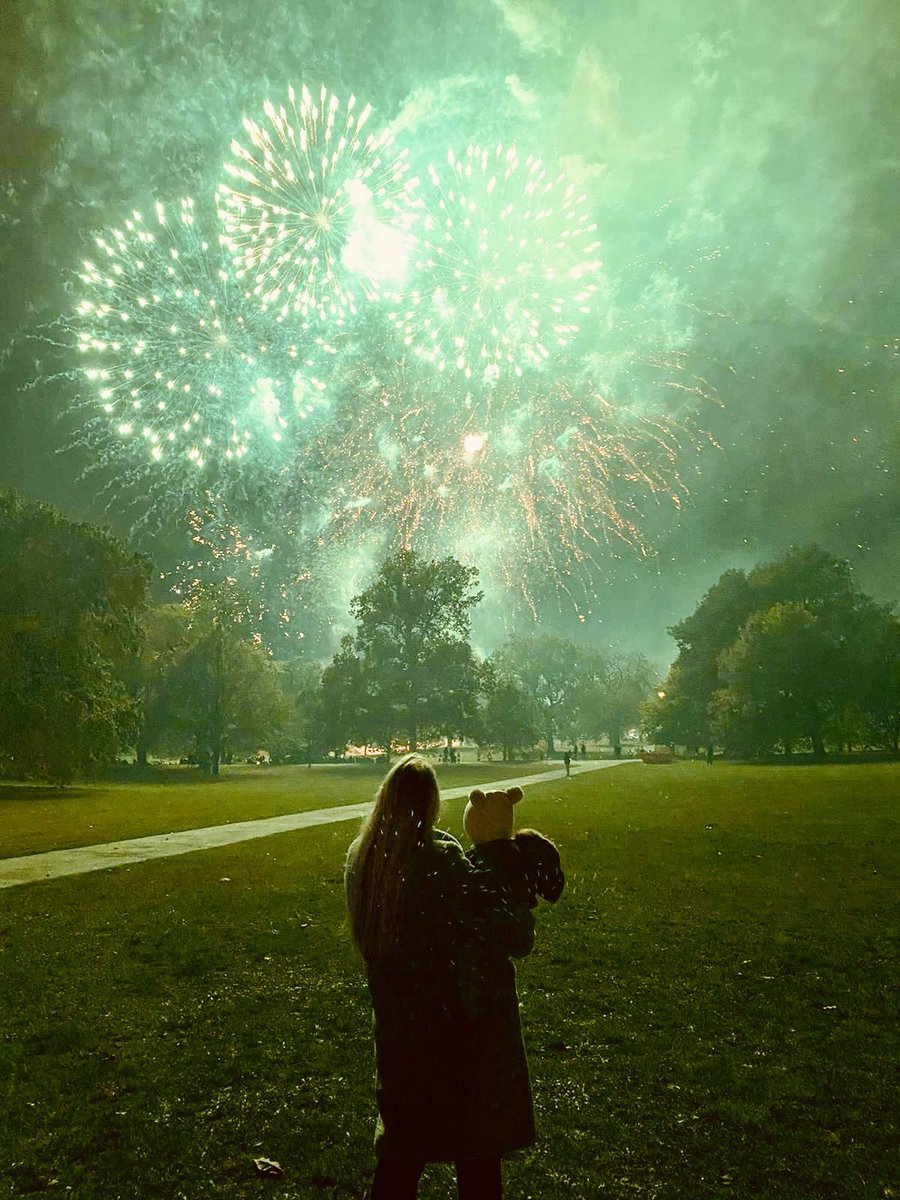 parkfireworks's tweet photo. 🎶 It's Friday again
Then Saturday, Sunday, what?🎵

Have you got that Friday feeling?

Jump online and buy your tickets for Ipswich’s biggest musical fireworks display happening next Saturday 5th November at Christchurch Park!💥🎇💥 ⬇️

➡️ https://t.co/qc3vmaSKNf https://t.co/WivIvqVEY3