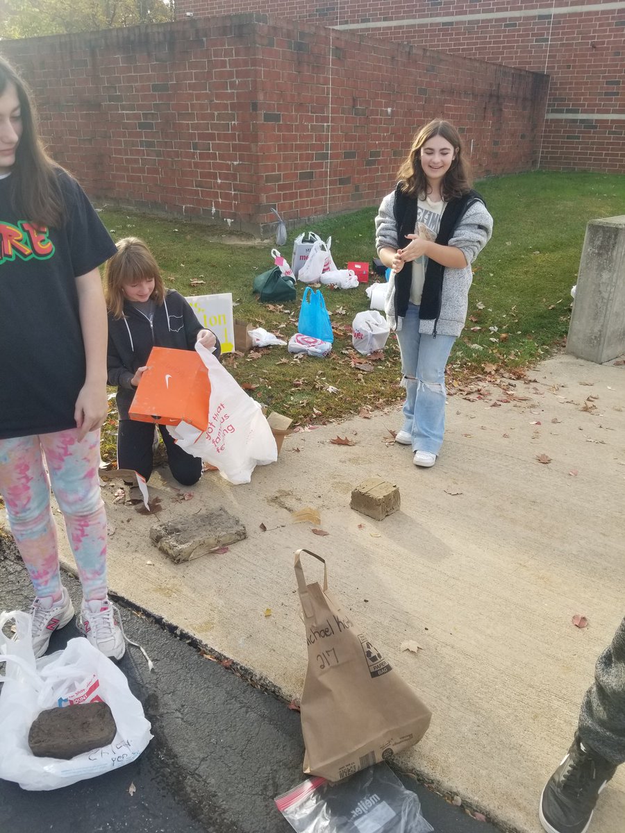 MrsJamiSexton's tweet photo. Mud bricks 22 w. 3rd period https://t.co/mgeJnJcroN