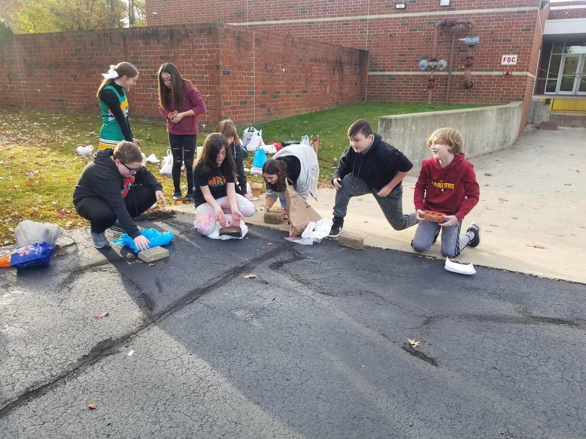 MrsJamiSexton's tweet photo. Mud bricks 22 w. 3rd period https://t.co/mgeJnJcroN