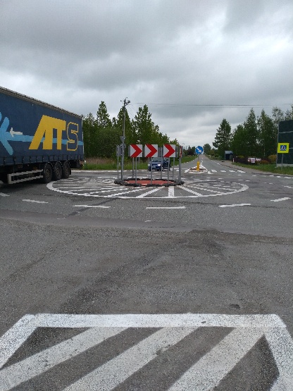 GDDKiA_Kielce's tweet photo. Podpisaliśmy umowę z Pracownią Projektową MID na zaprojektowanie pełnowymiarowego ronda na skrzyżowaniu #DK74 #obwodnicaOżarowa #DW755 w #Zawada #świętokrzyskie. Rondo zastąpi obecne, widoczne na zdjęciu rozwiązanie @GDDKiA @GDDKiA_Kielce #ProgramBezpiecznejInfrastrukturyDrogowej https://t.co/nqLhRXgeQ8