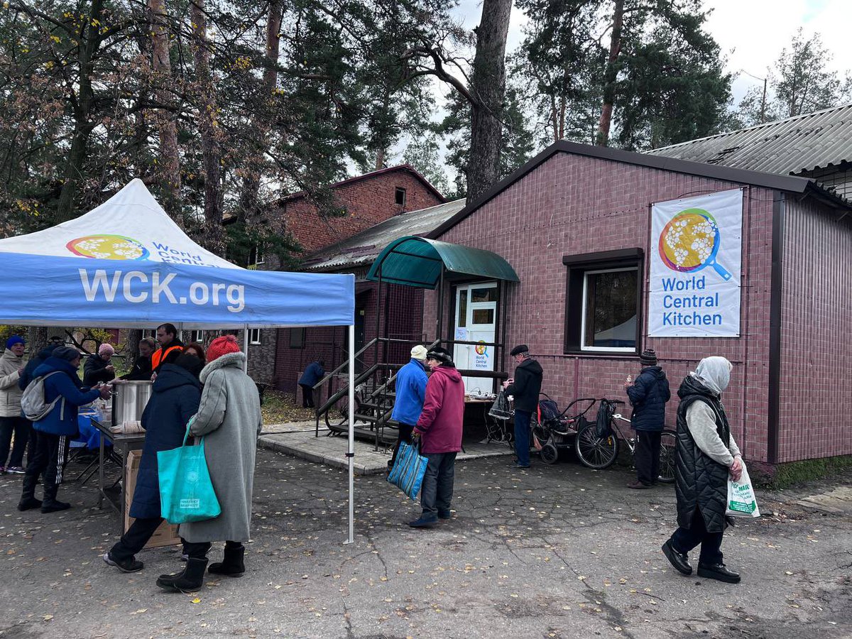 “The first real ukrainian borscht for the last half of the year” - with tears and tremble hands is tasting in liberated
📍 Svyatohirs’k. In 45 km from the front line @WCKitchen is serving hot meals, sandwiches and tea ☕️ Food is hope & relief 💙💛
#ChefsForUkraine #wck