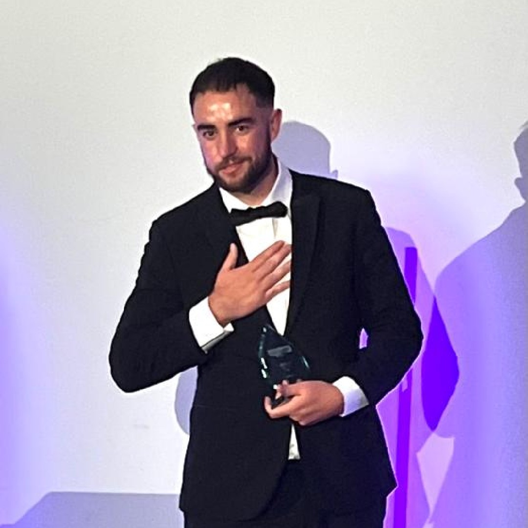 AlabareUK's tweet photo. Rhys Williams, from Boots on the Ground S. Wales, received a Hero of the Year award from The Message Trust at Cardiff City Stadium. #Congratulations, Rhys!
@MessageTrust #MessageTrust https://t.co/dAnRTOPygf