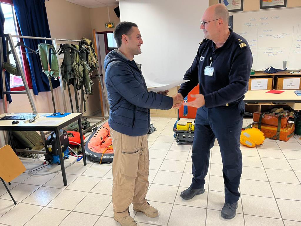 MissionDefLiban's tweet photo. Stage de survie en mer au #CESSAN, à la base aéronavale de Lanvéoc, pour 3 officiers de l’armée de l’air libanaise. La coopération militaire entre la 🇫🇷 et le 🇱🇧 est riche et couvre de nombreux champs opérationnels.
#DCSD @MarineNationale @EtatMajorFR @LebarmyOfficial https://t.co/CiXv72L77T