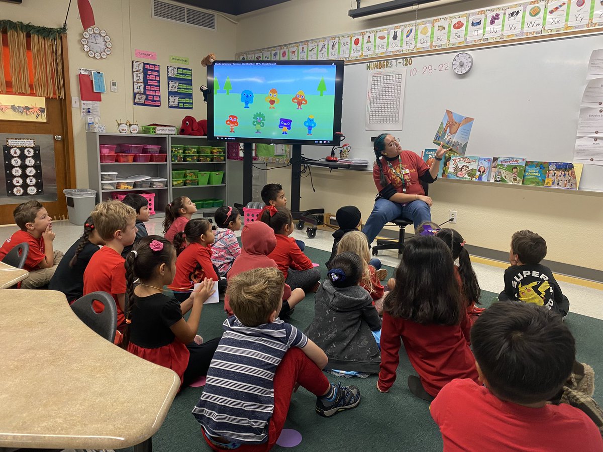 CorreaCrew's tweet photo. This week’s Mystery Reader…Ms. Rodriguez-Rios, our school’s PSS. She read “Como van a la escuela los dinosaurios?” https://t.co/2htrlPm9C1