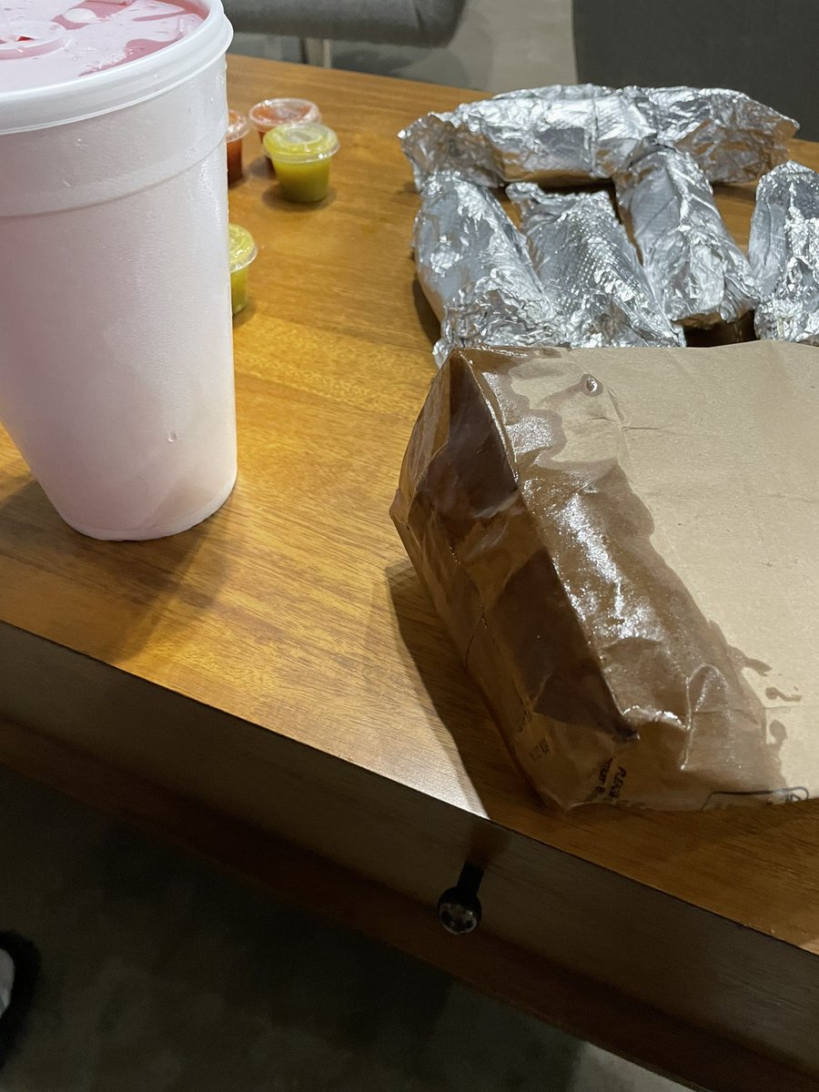 SheaSerrano's tweet photo. if the bag doesn’t look like this at your taco spot you got scammed https://t.co/KIqEzlcW8a