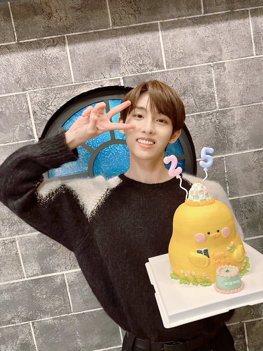 win__light's tweet photo. 병아리 케이크가 잘 어울리는 남자 호감 https://t.co/9BnD31thDr