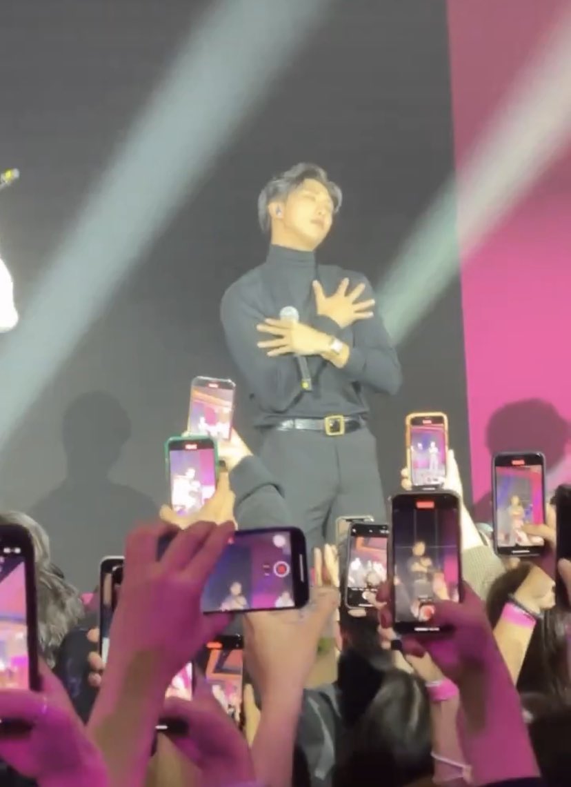 namedillegirl's tweet photo. all the cameras focused on him… https://t.co/eor3pFZ53F